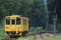 彦山駅を発つ黄色い列車