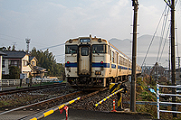 春霞の足立山と列車