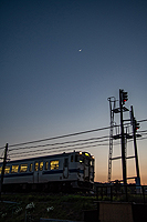夕焼けと月と列車