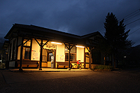 夜の駅舎